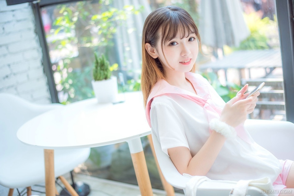 “嗯。”关羽点点头，作为冲锋在第一线的人，他比刘备更清楚那帮西域胡兵的疯狂，想到不久前，直接从城墙上跳下来把身体当做武器来砸人的西域胡兵，哪怕是关羽都感觉有些心寒。